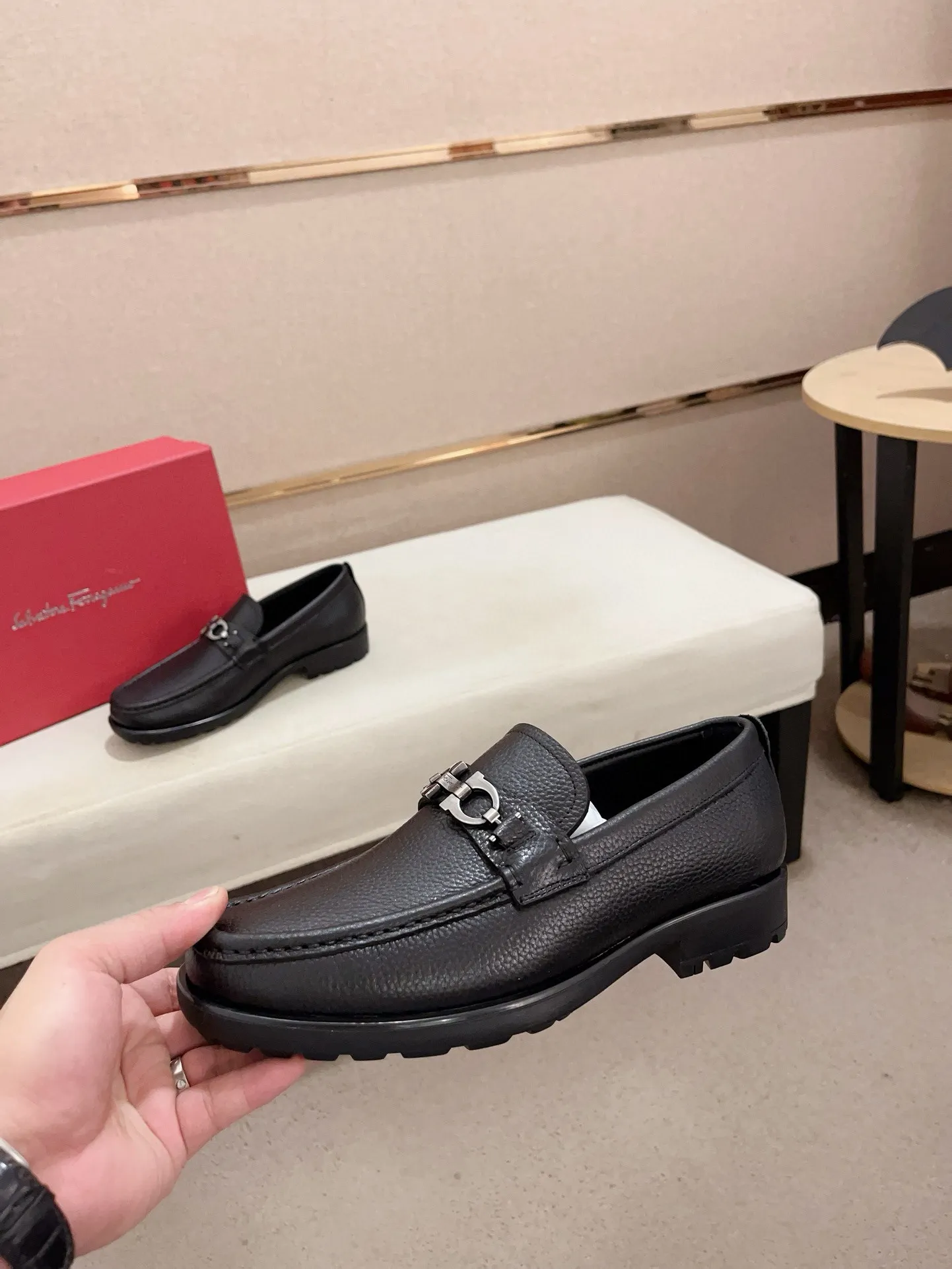 Men's shoes💰: 560💰 High version Ferragamo quality! 🆕🆕Exclusive hot-selling products in stock🔥🔥New products on the shelves, high-quality shoes, high-end driving shoes, with complete packaging! 💪 💪 Material: imported patented cowhide 🐂 + imported high-quality water-dyed cowhide lining + wear-resistant outsole 👍🏻👍🏻 Features: high-end and comfortable, purely handmade 🚀 🚀 Create the perfect shoes that suit you best 🔥 🔥 Size: (38-44) Can be customized 45 non-returnable!